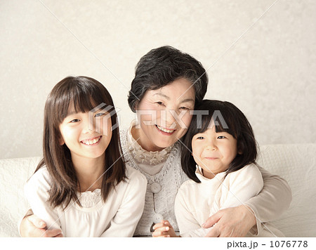 「おばあちゃんと一緒」の写真素材