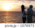 1076973