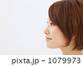 横顔の女性