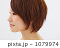 横顔の女性