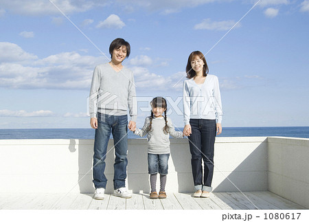 「家族 親子 人物 子供 全身 」の写真素材 「家族 親子 人物 子供 全身 」の写真素材