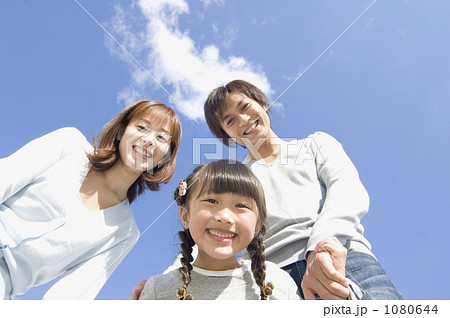 「親子 家族 人物 子供 屋外 」の写真素材