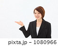 手をかざすスーツ姿の女性