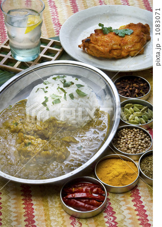 「チキンカレーとタンドリーチキン」の写真素材