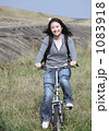 自転車に乗る女性