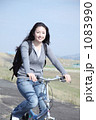 自転車に乗る女性
