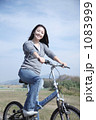 自転車に乗る女性