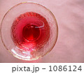 綺麗な陶器に入れたワインの画像です。