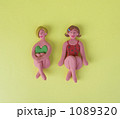 水着女性二人