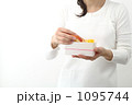 素材ナンバー 1095744 : 「家事-子供のお弁当を作る母」