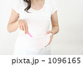 素材ナンバー 1096165 : 「ピンクのヘラを持つ白いエプロンの女性　３」