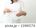 素材ナンバー 1096574 : 「ピンクのヘラを持つ白いエプロンの女性　４」