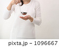 素材ナンバー 1096667 : 「お玉で味見する白いエプロンの女性」