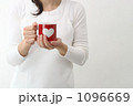 素材ナンバー 1096669 : 「マグカップを持つ主婦」