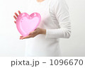 素材ナンバー 1096670 : 「ピンクのハートを持つ白いエプロンの女性」