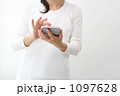 素材ナンバー 1097628 : 「電卓を持つ白いエプロンの女性」