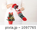 素材ナンバー 1097765 : 「クリスマスプレゼントを準備する母」