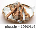 ザルに盛った土つき自然薯