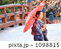 和傘と着物の女性