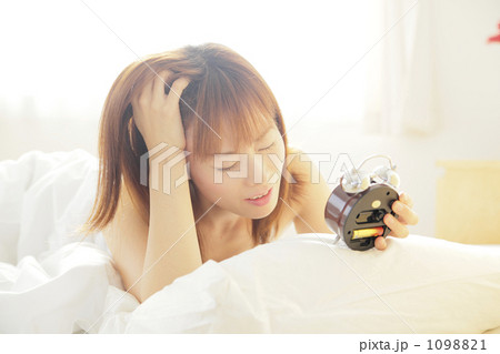 「睡眠 女性 寝坊 失敗 人物 」の写真素材