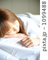 眠る女性