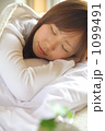 眠る女性