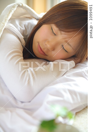 「眠る女性」の写真素材