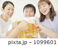 ビール 男女 乾杯