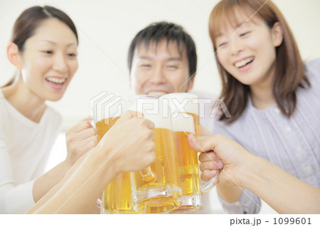 ビール 男女 乾杯
