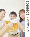 ビール 男女 乾杯