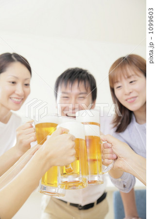 ビール 男女 乾杯