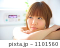 半身浴する女性