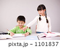 手を挙げる小学生