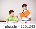 手を挙げる小学生