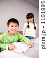 手を挙げる小学生