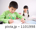 手を挙げる小学生