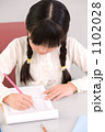 勉強する女の子(小学2年生)