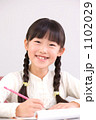 勉強する女の子(小学2年生)