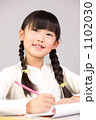 勉強する女の子(小学2年生)