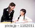 先生の指導を受ける女の子（小学生2年生）