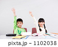 手を挙げる小学生