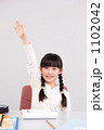 手を挙げる女の子(小学2年生) 手を挙げる女の子(小学2年生)