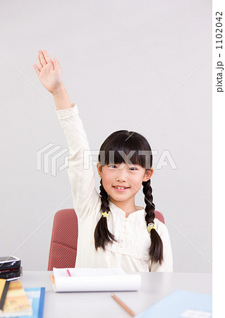 「手を挙げる女の子(小学2年生)」の写真素材 「手を挙げる女の子(小学2年生)」の写真素材