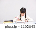 勉強する女の子(小学2年生)