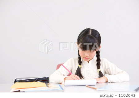 勉強する女の子(小学2年生) 勉強する女の子(小学2年生)