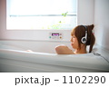 半身浴をする女性