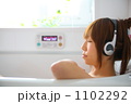半身浴をする女性