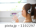 半身浴をする女性