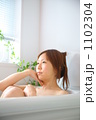 半身浴をする女性