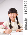 勉強する女の子(小学2年生)